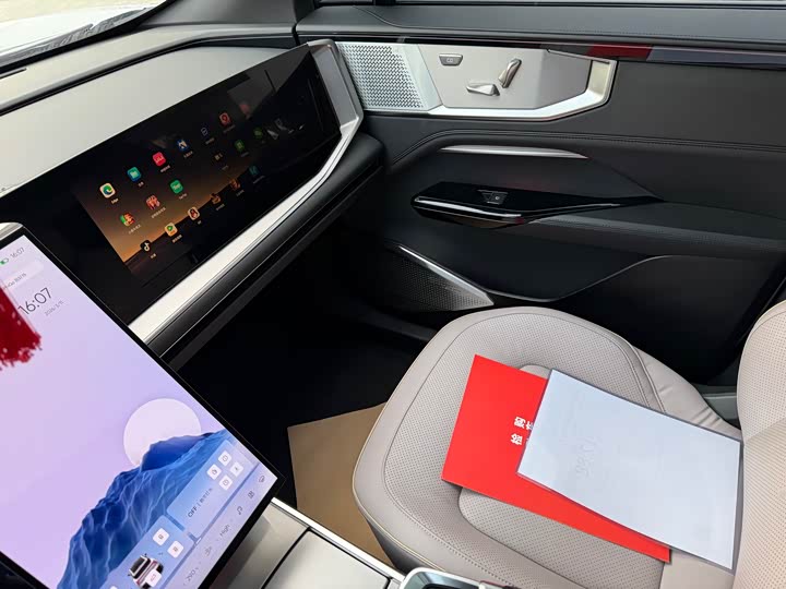 Фото 8 - HiPhi Y