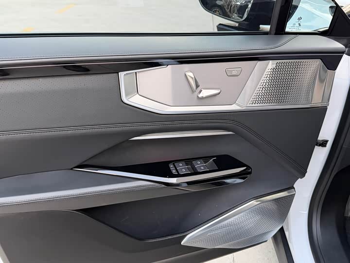 Фото 9 - HiPhi Y