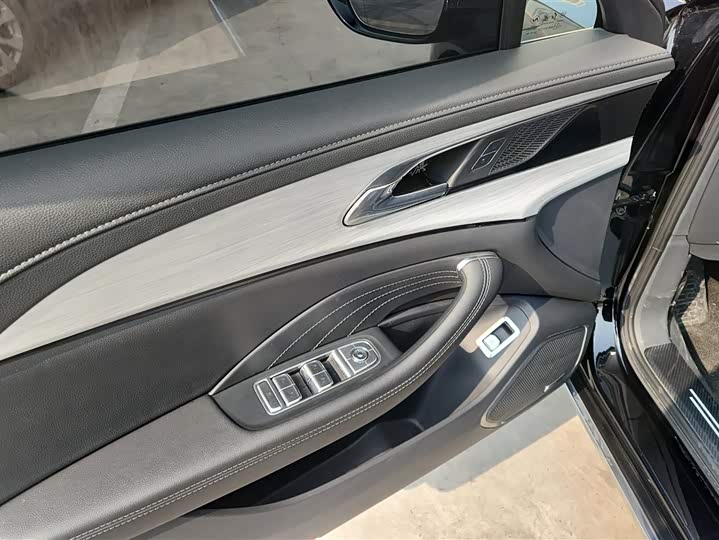 Фото 7 - Hongqi H5