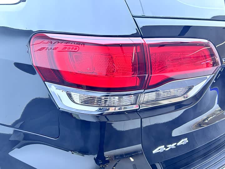 Photo 8 - Jeep Grand Cherokee