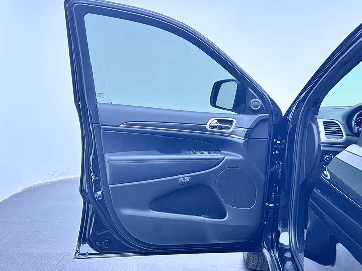 Photo 9 - Jeep Grand Cherokee