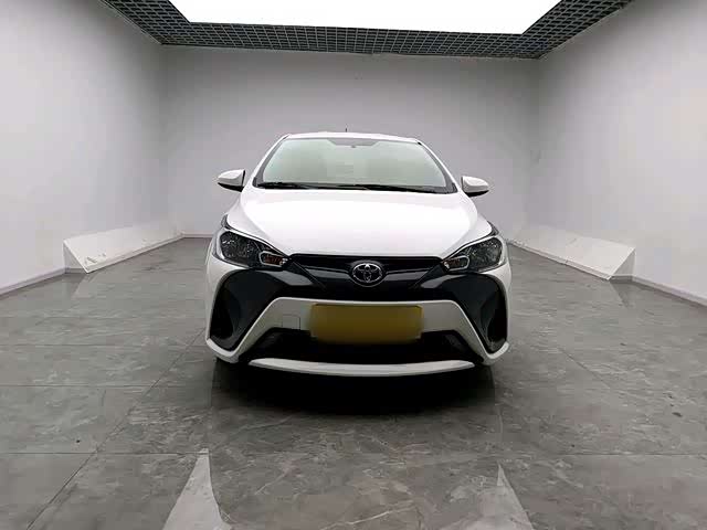 Фото 2 - Toyota Yaris L Hatchback