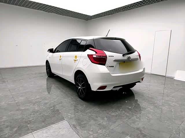 Фото 4 - Toyota Yaris L Hatchback