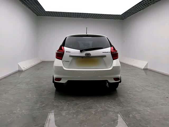 Фото 5 - Toyota Yaris L Hatchback