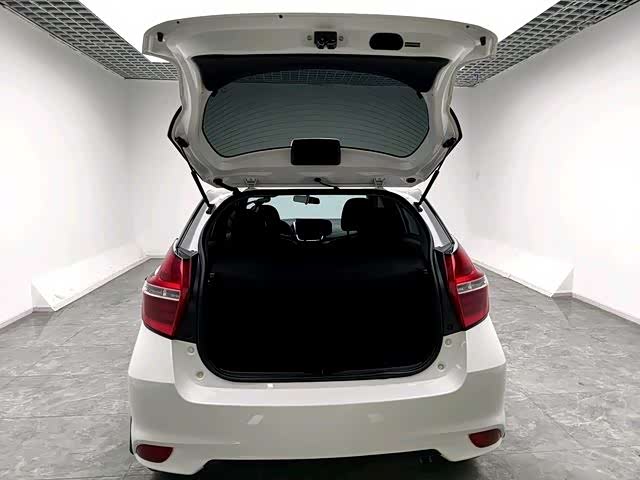 Фото 7 - Toyota Yaris L Hatchback