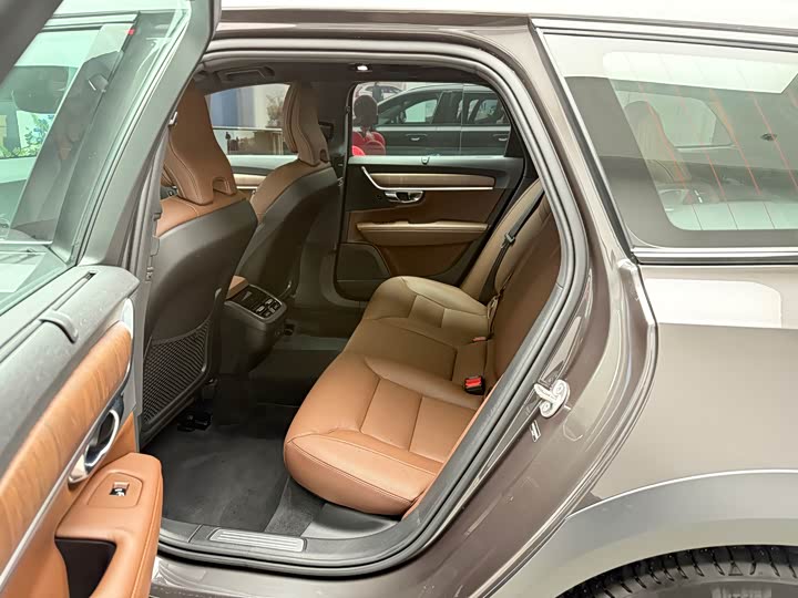 Фото 8 - Volvo V90