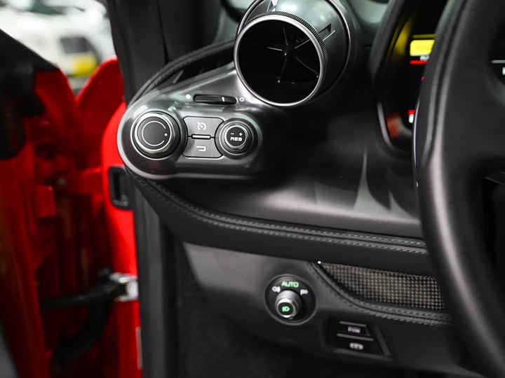 Фото 2 - Ferrari F8