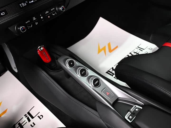 Фото 6 - Ferrari F8