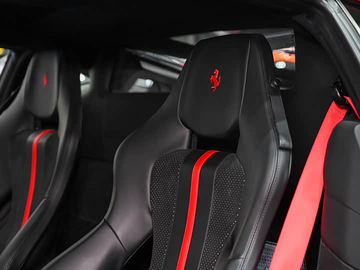 Фото 7 - Ferrari F8