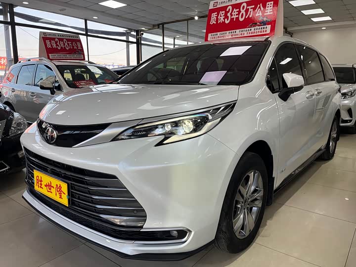 Photo 2 - Toyota Sienna