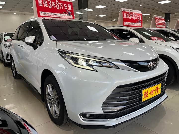 Photo 3 - Toyota Sienna