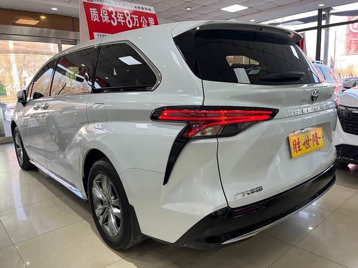 Photo 4 - Toyota Sienna