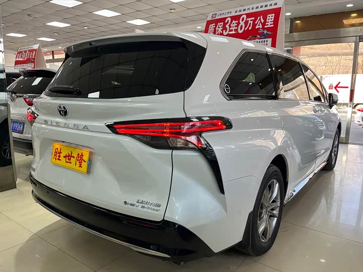 Photo 5 - Toyota Sienna