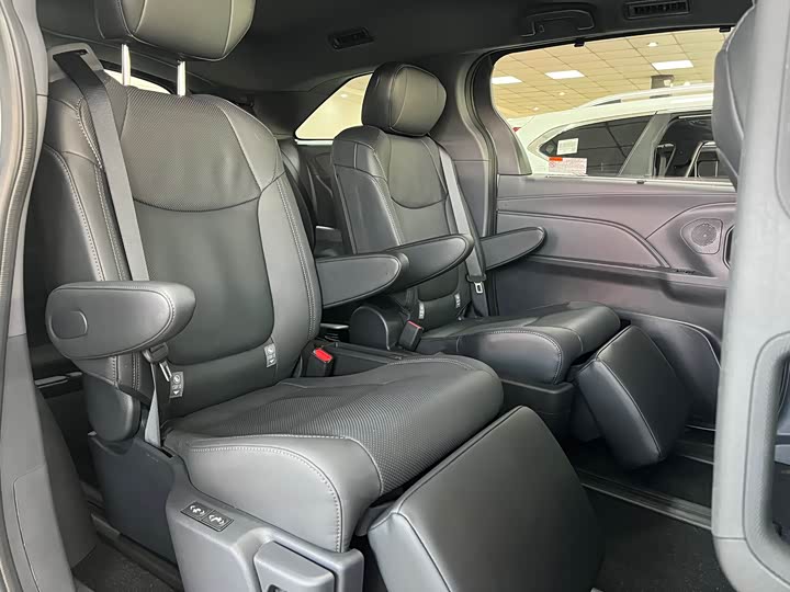 Photo 6 - Toyota Sienna