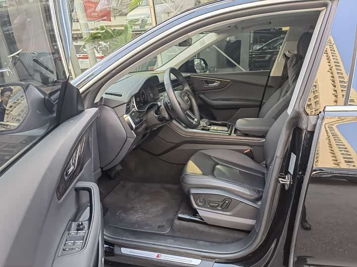 Фото 4 - Audi Q8