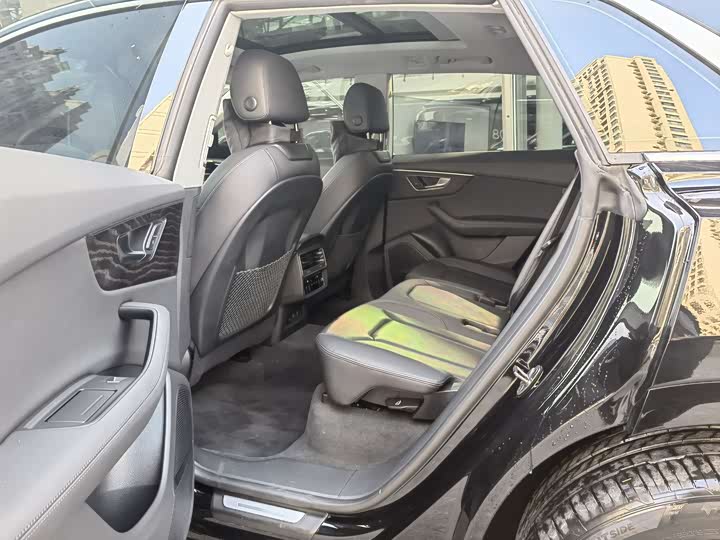 Фото 6 - Audi Q8