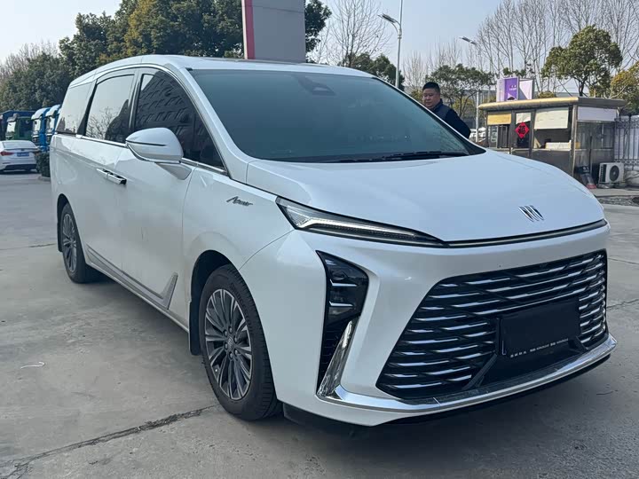 Photo 2 - Buick GL8 ES