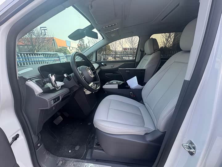 Photo 4 - Buick GL8 ES