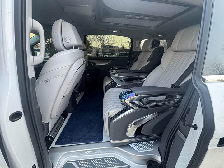 Photo 5 - Buick GL8 ES