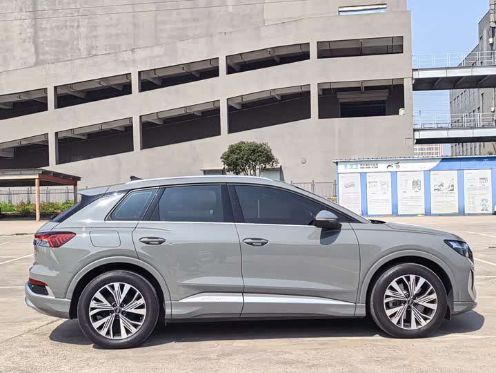 Photo 6 - Audi Q4 e-tron