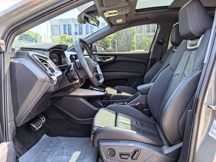 Photo 7 - Audi Q4 e-tron