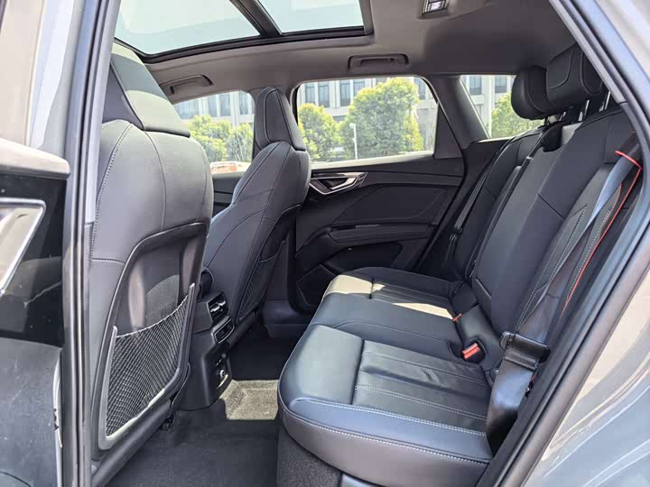 Photo 8 - Audi Q4 e-tron