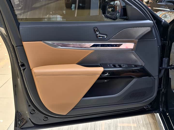 Photo 4 - BMW 7 Series