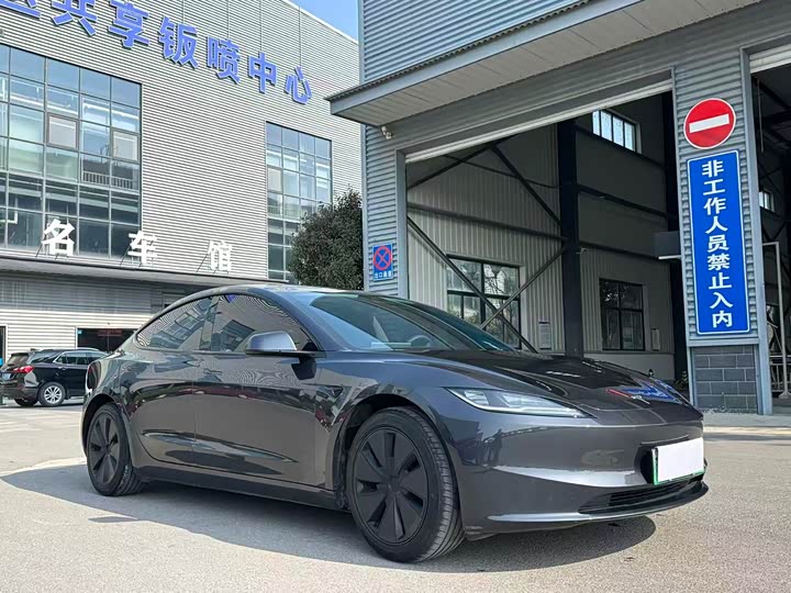 Фото 2 - Tesla Model 3
