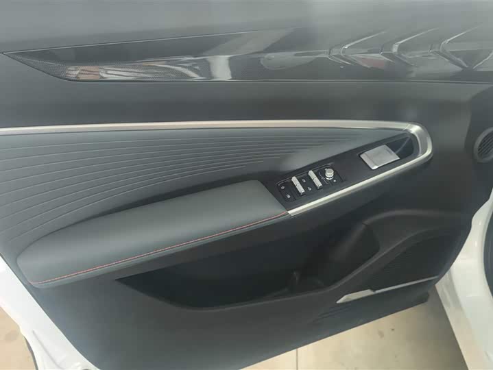 Фото 7 - Geely Atlas