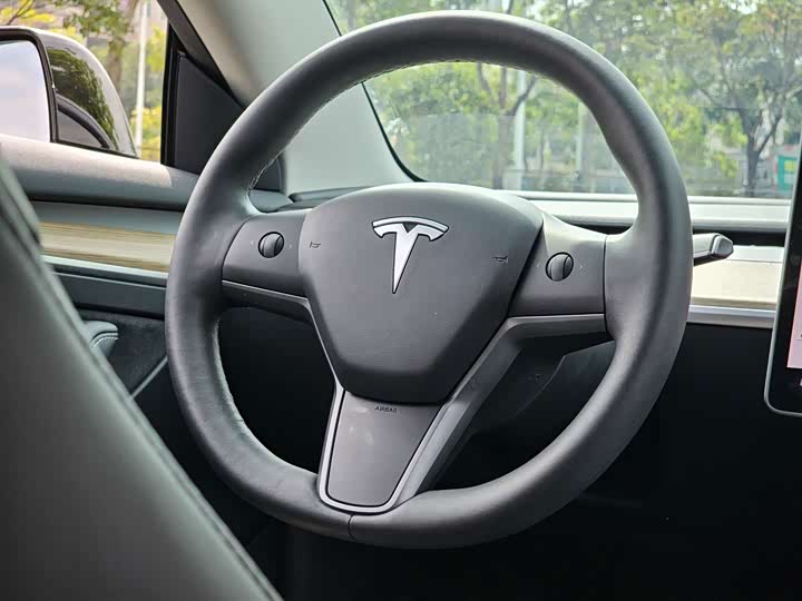 Фото 9 - Tesla Model 3