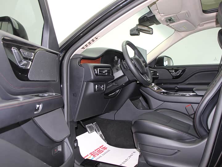 Фото 8 - Lincoln Aviator