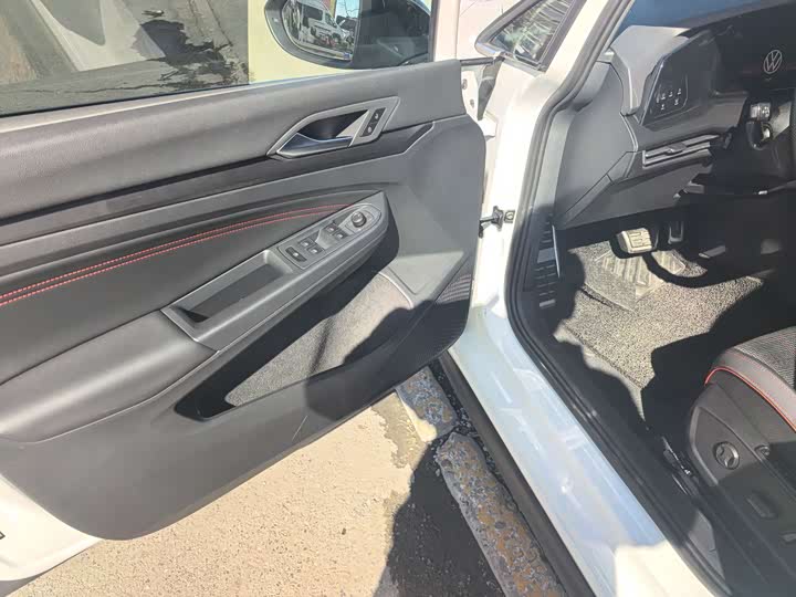 Фото 8 - Volkswagen Golf GTI