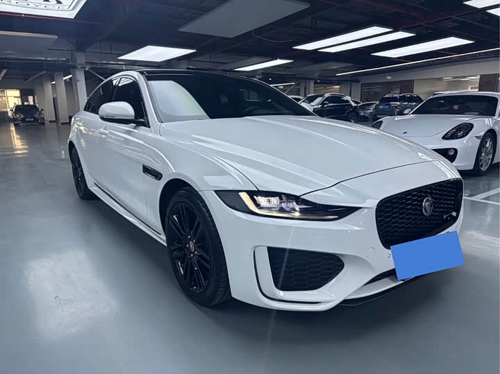 Фото 3 - Jaguar XE L