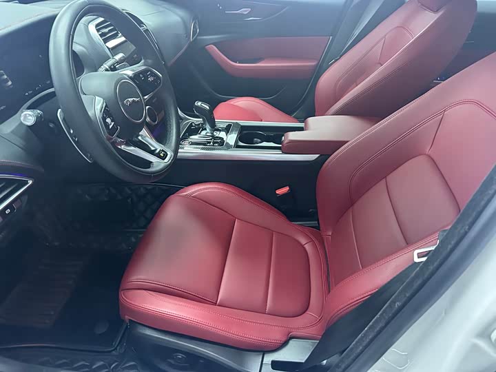 Фото 4 - Jaguar XE L