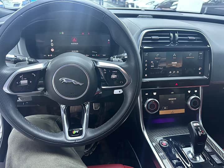 Фото 6 - Jaguar XE L