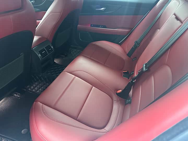 Фото 9 - Jaguar XE L