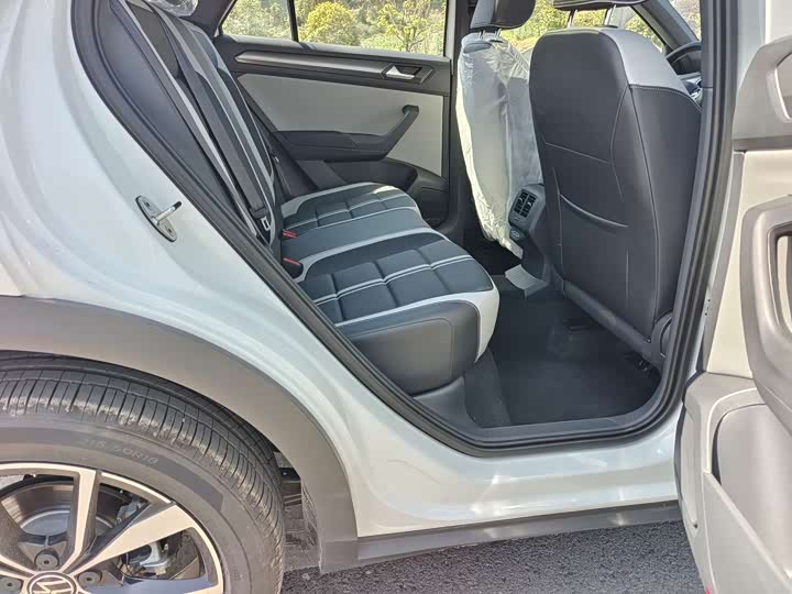 Фото 8 - Volkswagen T-Roc