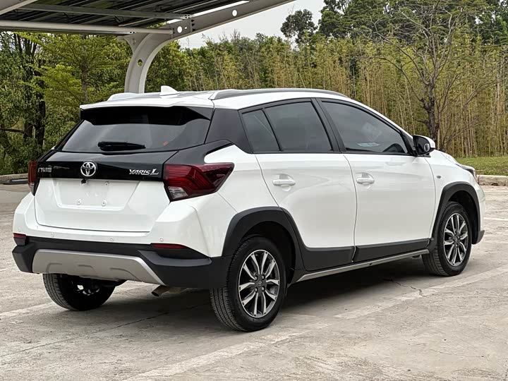 Photo 4 - Toyota Yaris L Hatchback