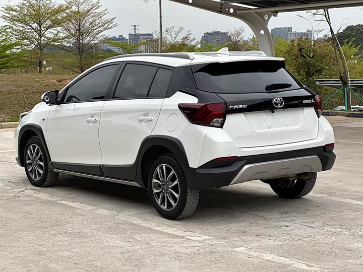 Photo 6 - Toyota Yaris L Hatchback