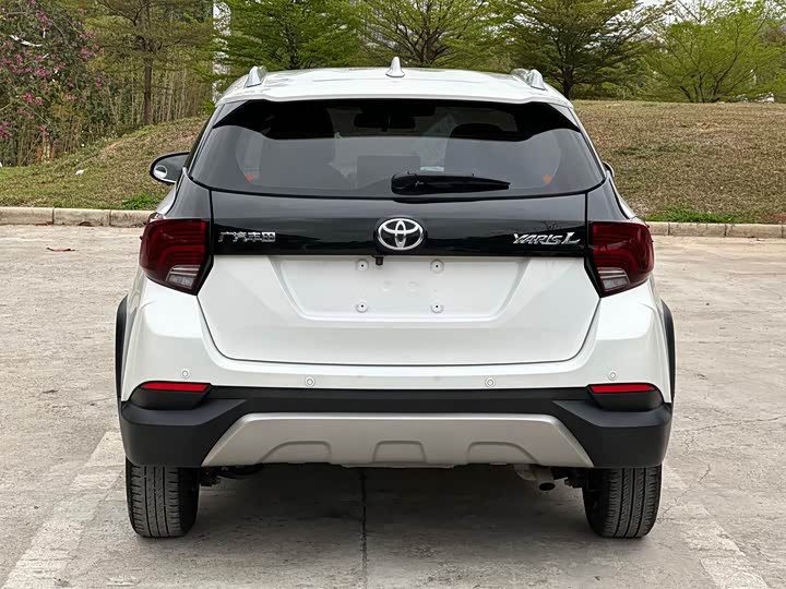 Photo 7 - Toyota Yaris L Hatchback