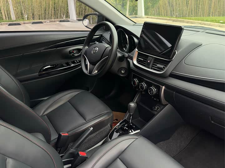 Photo 8 - Toyota Yaris L Hatchback