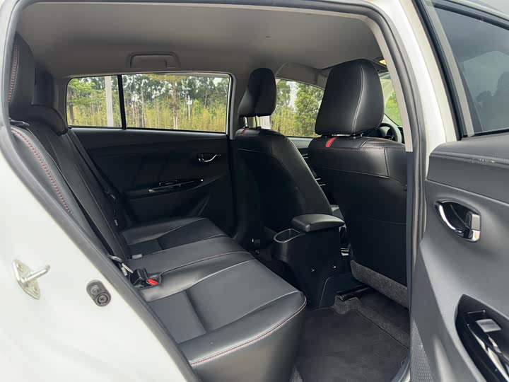 Photo 9 - Toyota Yaris L Hatchback