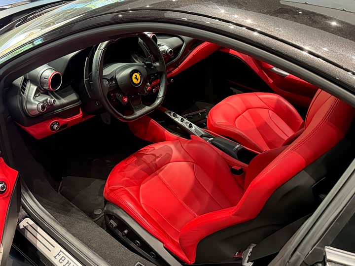 Фото 5 - Ferrari F8