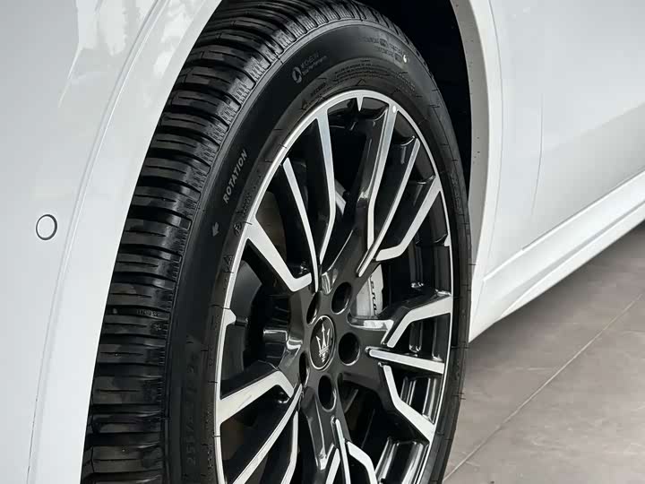 Photo 3 - Maserati Grecale