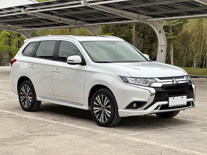 Фото 3 - Mitsubishi Outlander