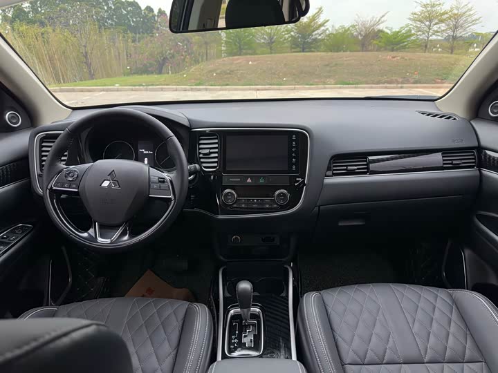 Фото 4 - Mitsubishi Outlander