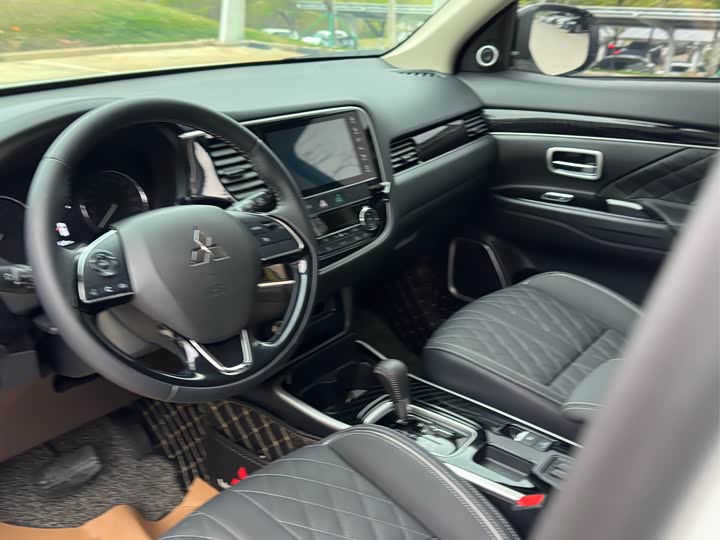 Фото 6 - Mitsubishi Outlander