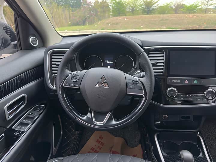 Фото 8 - Mitsubishi Outlander