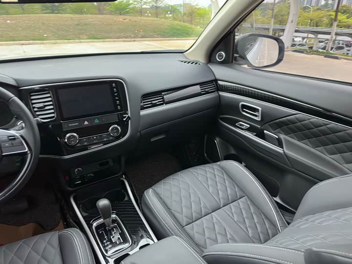 Фото 9 - Mitsubishi Outlander