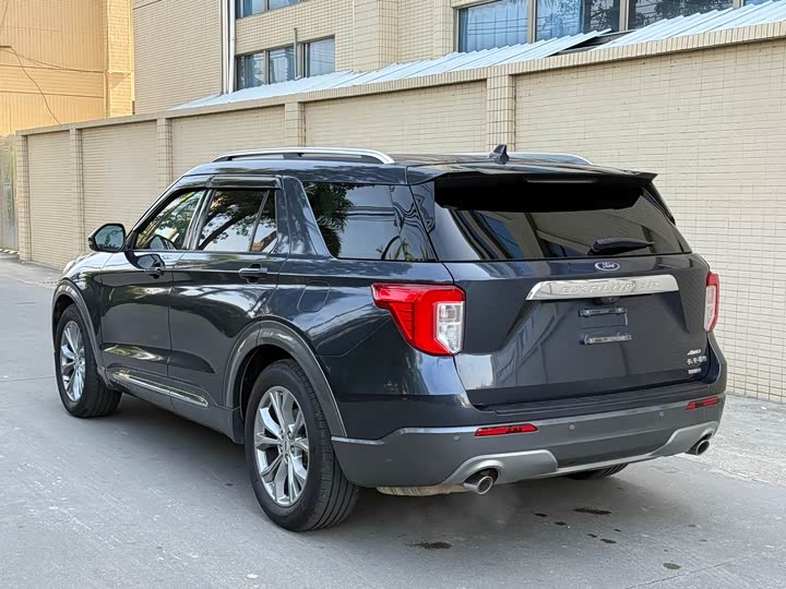 Photo 4 - Ford Explorer